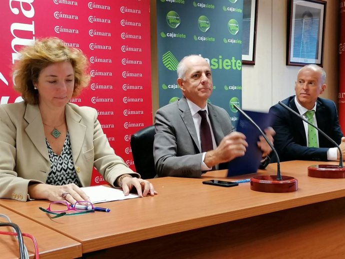 El presidente de la Cámara de Comercio, Santiago Sesé, junto a la directora general, Lola Pérez, y el director general de Cajasiete