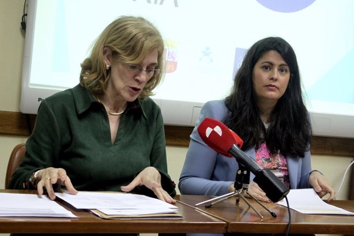 Isabel Galán (izda) y Cristina Merino, explican la campaña 'Nursing Now' en Soria.