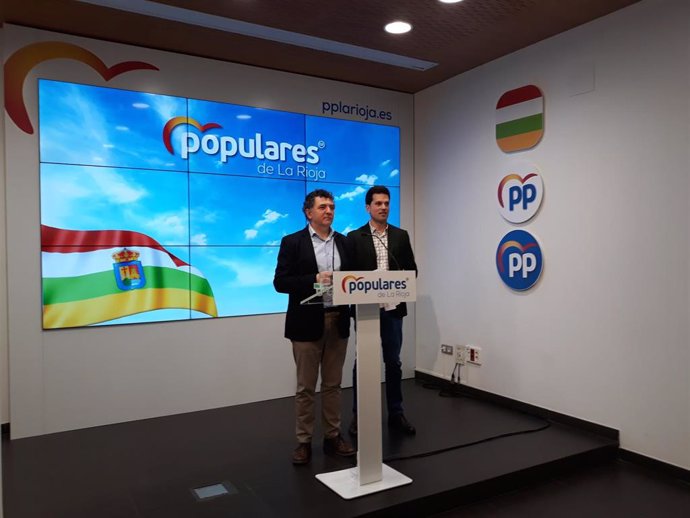 El diputado regional Carlos Cuevas y el senador Carlos Yécora en comparecencia de prensa