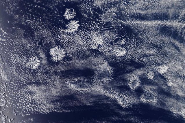 Grupo de nubes actinoformes en el Océano Índico