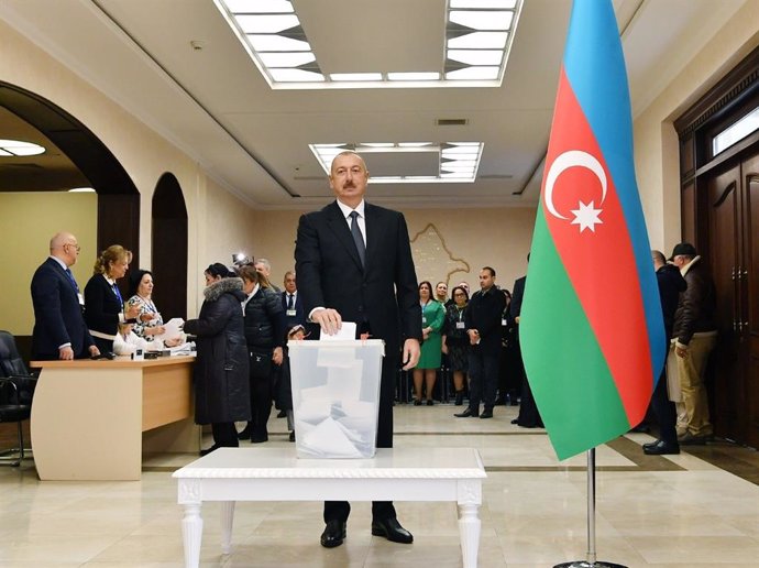 Ilham Aliyev, presidente de Azerbaiyán, vota en las elecciones parlamentarias