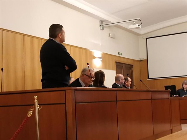 El exalcalde de Valdestillas, de pie, durante el juicio en la Audiencia de Valladolid.