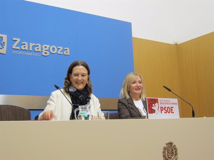 Las concajalas del PSOE, Inés Ayala (izqda) y María Ángeles Ortiz (dcha), en la rueda de prensa