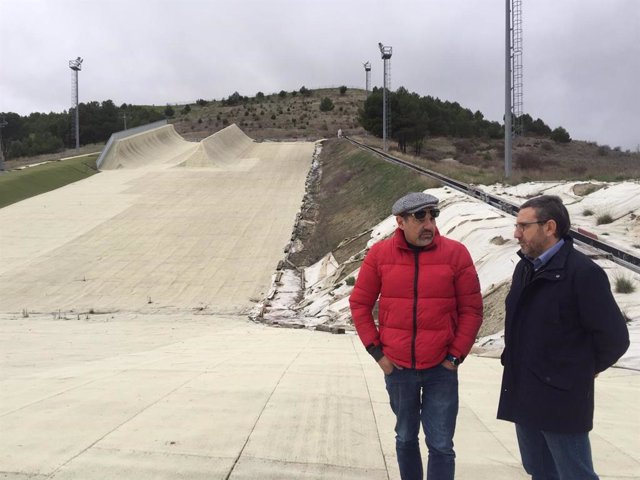 El portavoz del Grupo Provincial Socialista, Francisco Ferreira (derecha), junto al diputado Carlos Mangas (izquierda) durante la visita a las instalaciones de Meseta Ski.