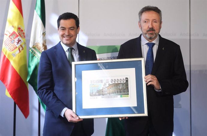 El presidente de la Junta de Andalucía, Juanma Moreno, y el delegado territorial de ONCE en Andalucía, Cristóbal Martínez Fernández, este lunes