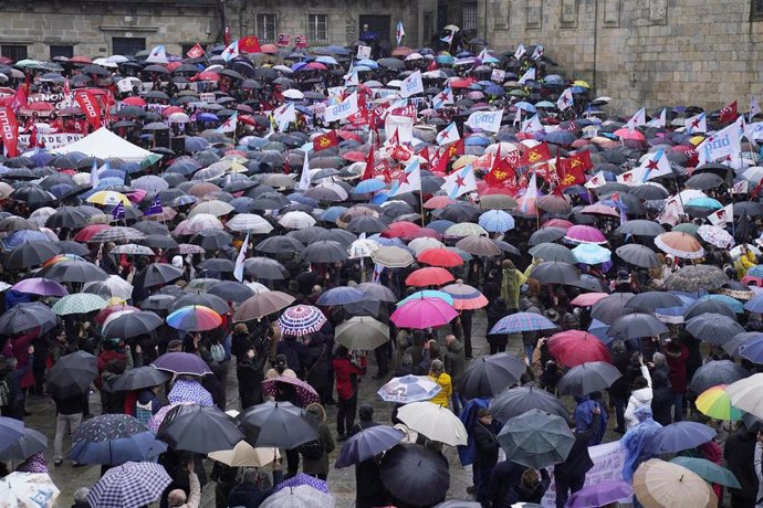 Manifestación en defensa de la sanidad pública gallega convocada por SOS Sanidade Pública en Santiago de Compostela