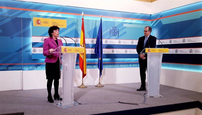 La ministra de Educación y FP, Isabel Celaá, y el consejero de Educación y Juventud de la Comunidad de Madrid, Enrique Ossorio, en rueda de prensa tras su reunión en Madrid.