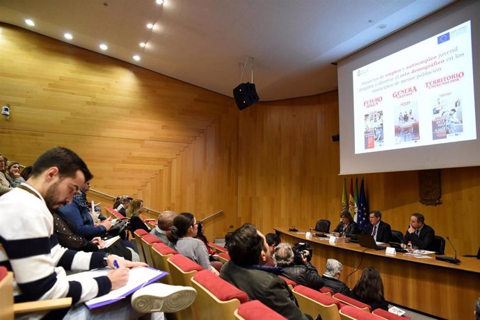 Imagen de la reunión con alcaldes llevada a cabo en la Diputació0n de Granada