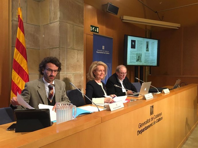 La consellera de Cultura de la Generalitat, Maringela Vilallonga, junto al comisario Jaume Coll y al director de la Institució de les Lletres Catalanes (ILC), Oriol Ponsantí-Murl.