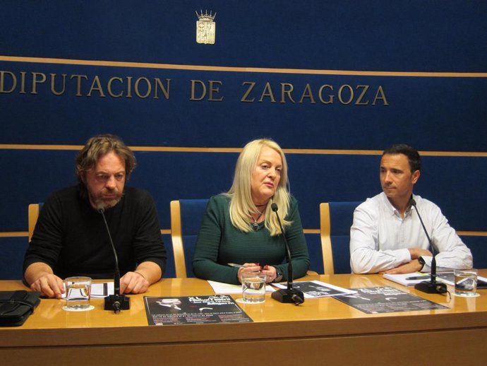 El concejal de Cultura de Alfajarín, Ángel Castellot, la diputada delegada de Cultura de la DPZ, Ros Cihuelo, y el alcalde de Alfajarín, Jesús Vicén.