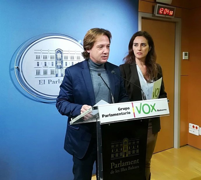 El portavoz de Vox en el Parlament, Jorge Campos, y la diputada Idoia Ribas, en rueda de prensa