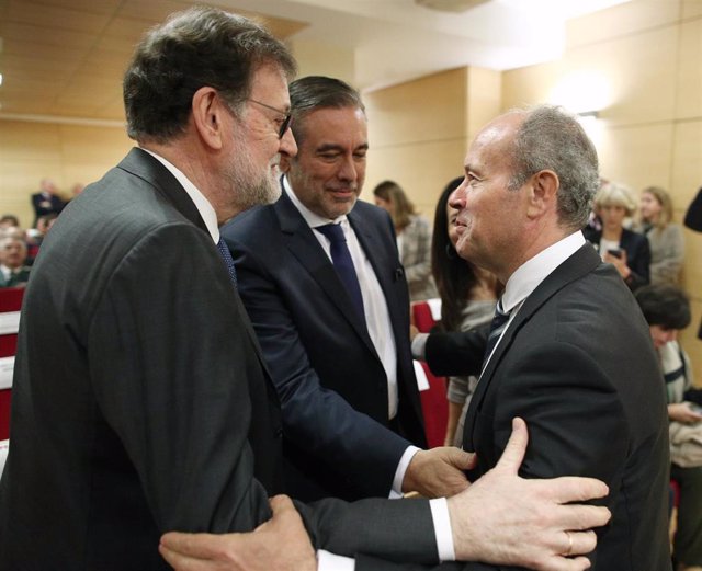 El ministro de Justicia, Juan Carlos Campo (dech), saluda al expresidente del Gobierno, Mariano Rajoy (izq) y al consejero de Justicia e Interior de la Comunidad de Madrid, Enrique López (centro).