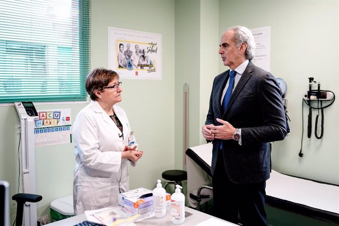 El consejero de Sanidad de la Comunidad de Madrid, Enrique Ruiz Escudero, conversa con una profesional del centro de salud de Almendrales, en Madrid.