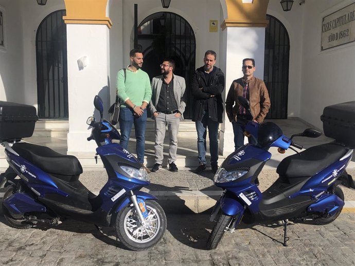 El vicepresidente segundo y responsable del área de Transición Ecológica y Desarrollo Urbano Sostenible de la Diputación de Cádiz, Mario Fernández, en la entrega de dos motocicletas eléctricas al Ayuntamiento de Trebujena