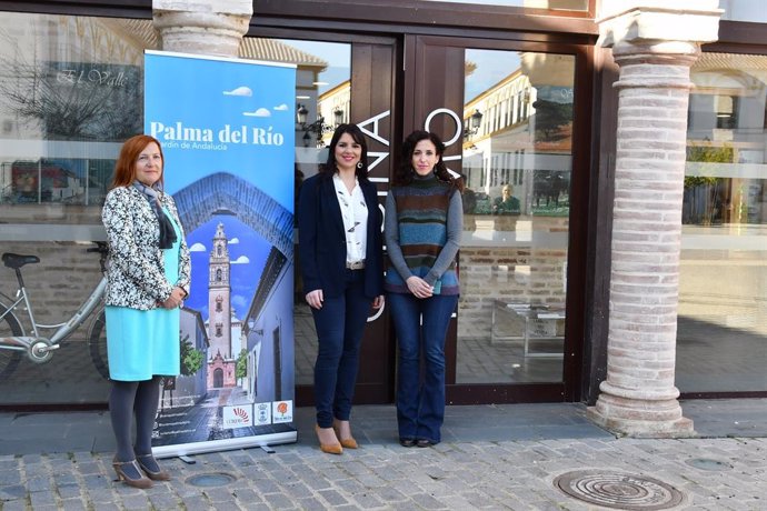La delegada de Turismo, Regeneración, Justicia y Administración Local de la Junta de Andalucía en Córdoba, Purificación Joyera (centro), visita Palma del Río