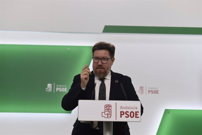 El portavoz adjunto del Grupo Socialista en el Parlamento andaluz Rodrigo Sánchez Haro, en una rueda de prensa.