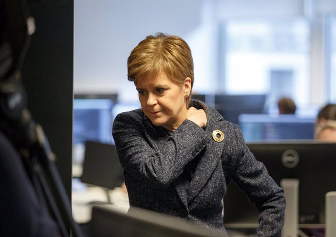 R.Unido.- Sturgeon asegura que Johnson "no puede negar la democracia" oponiéndos