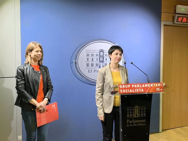 Las diputadas Pilar Sansó y Sílvia Cano, en la sala de prensa del Parlament.