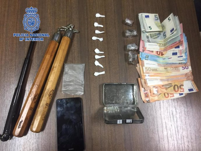 Material, droga y dinero intervenido al dueño de un bar detenido por tráfico de estupefacientes