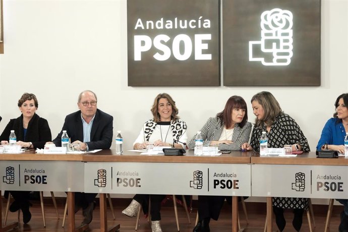 La secretaria general del PSOE-A, Susana Díaz (c), encabeza una reunión de la Comisión Ejecutiva Regional, junto a el secretario de Organización del PSOE-A, Juan Cornejo (2i)) y la presidenta del PSOE-A, Micaela Navarro (3d).