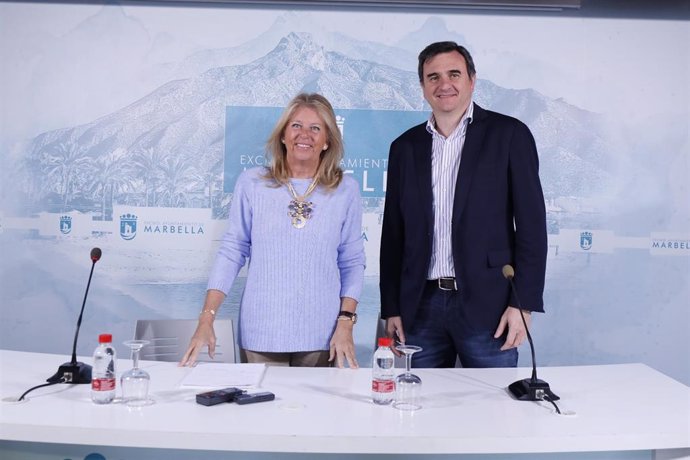 La alcaldesa de Marbella, Ángeles Muñoz, y la portavoz del equipo de gobierno, Félix Romero, en rueda de prensa