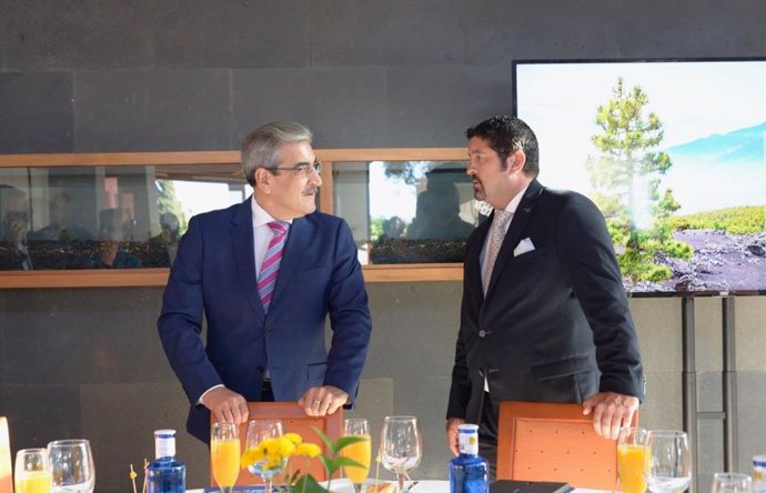 El vicepresidente y consejero de Hacienda del Gobierno de Canarias, Román Rodríguez, con el presidente del CEST, Roberto Ucelay