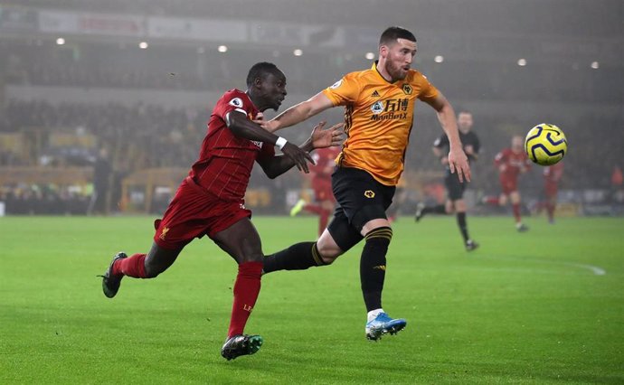 Sadio Mane pelea un balón con el jugador del Wolverhampton Wanderers Leander Dendoncker 