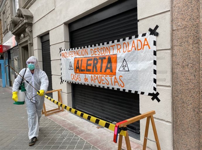 Vecinos de Retiro visten trajes de fumigadores y declaran "alerta por proliferación descontrolada de casas de apuestas".