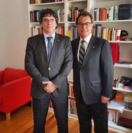     Los expresidentes de la Generalitat Carles Puigdemont y Artur Mas se han reunido este jueves en Berlín, en pleno contencioso sobre qué hacer para investir a un presidente después de que el Tribunal Supremo no permita a Jordi Snchez salir de la cárc