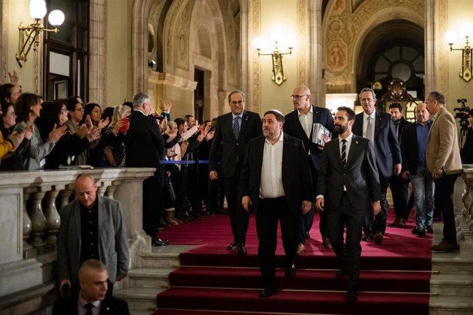 (I-D) El presidente de la Generalitat, Quim Torra; el exvicepresident Oriol Junqueras; el exconseller Raül Romeva; el presidente del Parlament, Roger Torrent; y el exconseller Quim Forn, en el Parlament de Catalunya /Barcelona, a 28 de enero de 2020.