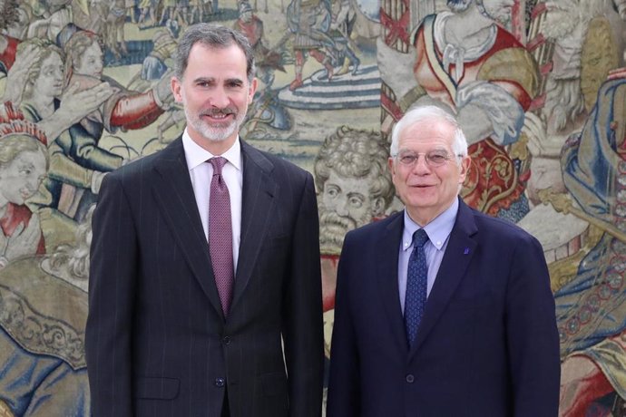 (I-D) El Rey Felipe VI posa junto al Alto Representante de la Unión Europea para Asuntos Exteriores y Política de Seguridad, Josep Borrell, durante una audiencia en el Palacio de la Zarzuela, en Madrid (España) a 10 de febrero de 2020.