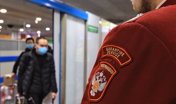 Un passatger es tapa la cara amb una mascareta per evitar el contagi de coronavirus, en un aeroport de Rússia (arxiu) 