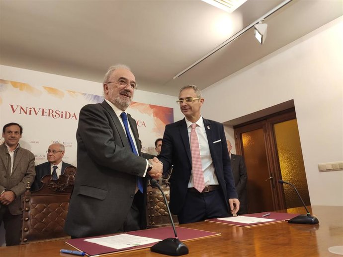 Santiago Muñoz Machado (i) junto a Ricardo Rivero (d) tras la firma del acuerdo entre las entidades.