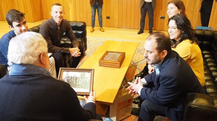Reunión entre A Mesa y el presidente del Parlamento de Galicia, Miguel Santalices