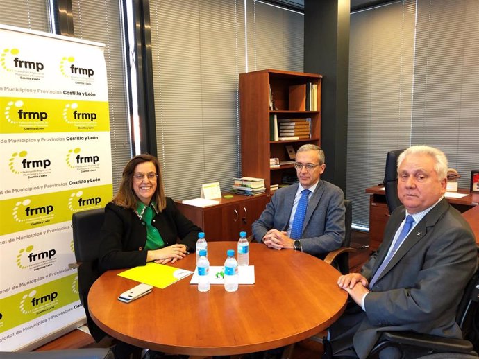 Ángeles Armisen, presidenta de la FRMP junto a Luis Heredero y Juan José Aliste, Presidente de la AVTCyL.