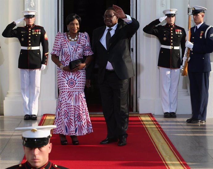 El presidente de Malaui, Peter Mutharika, acompañado por la primera dama en una visita a la Casa Blanca