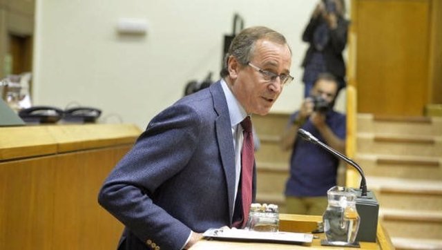 El presidente del PP vasco, Alfonso Alonso, en el Parlamento vasco