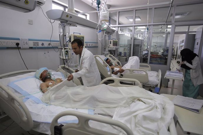 Un doctor atiende a un herido en un bombardeo conrta un hospital en Yemen