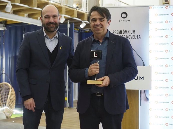 El vicepresidente de mnium, Marcel Mauri, junto con el ganador del premio mnium a la Mejor Novela del Año Martí Domínguez