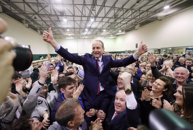 El líder del partido Fianna Fáil, Michéal Martin, celebra los resultados de las elecciones irlandesas. 