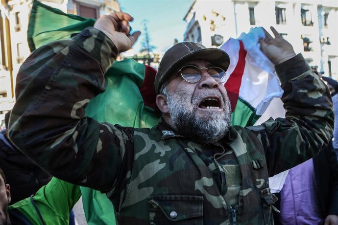 Un militar argelino durante las manifestaciones por la muerte del jefe del Ejército, Gaid Salá, a causa de un infarto a los 79 años de edad.