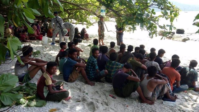 Miembros de la comunidad rohingya en las playas de una isla de Tailandia.