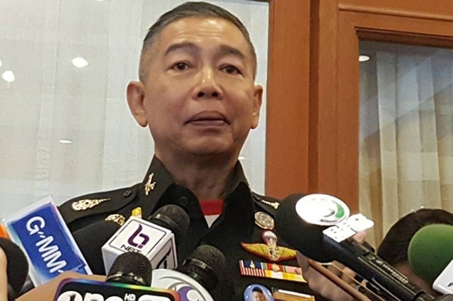 Thai Army chief apologizes in tears for the shooting in which a military killed 30 civilians El general Apirat Kongsompong, jefe de Estado Mayor del Ejército de Tailandia