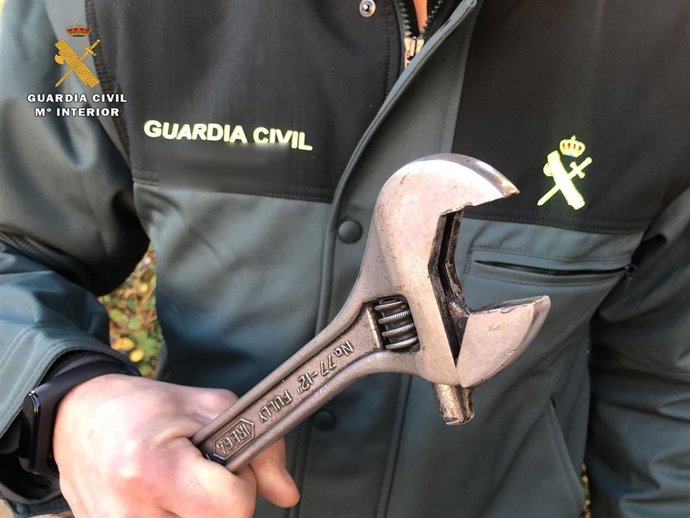 Llave inglesa con la que el vecino accedió a la casa y golpeó a los vecinos