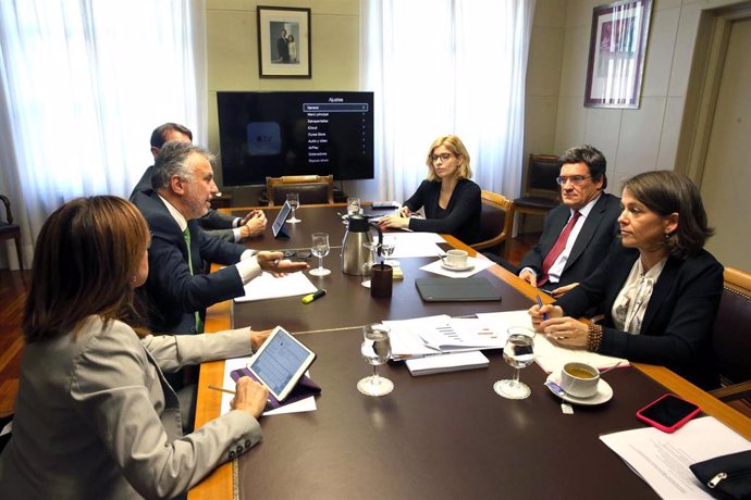 El presidente de Canarias, Ángel Víctor Torres, en una reunión con el ministro de Inclusión, Seguridad Social y Migraciones, José Luis Escrivá