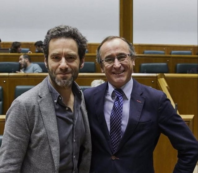 El hasta ahora portavoz parlamentario Borja Sémper con el presidente del PP vasco, Alfonso Alonso, en el Parlamento vasco