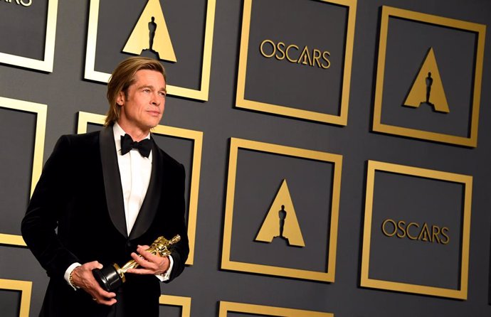 Brad Pitt con su Oscar al mejor actor de reparto por Érase una vez en Hollywood