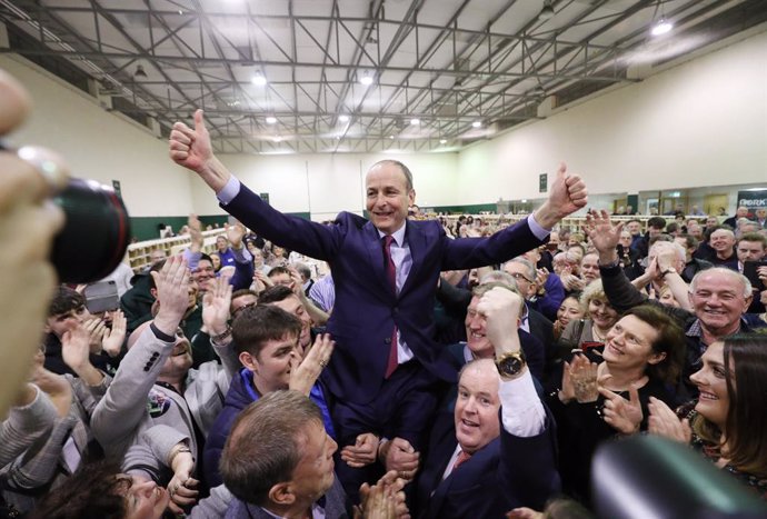 El líder del partit Fianna Fáil, Michéal Martin, celebra els resultats de les eleccions irlandeses. 