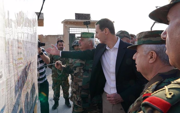 Bashar al Assad junto a oficiales del Ejército sirio