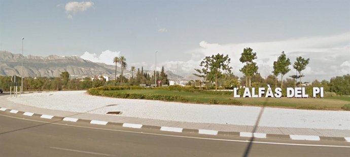 Rotonda de acceso a l'Alfs del Pi.